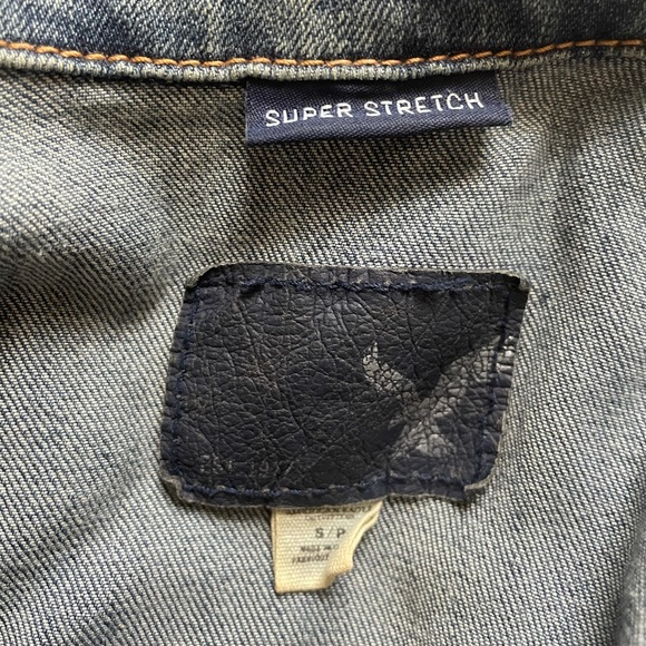 AE Super Stretch Fitted Distressed Denim Jacket - Picture 3 of 4